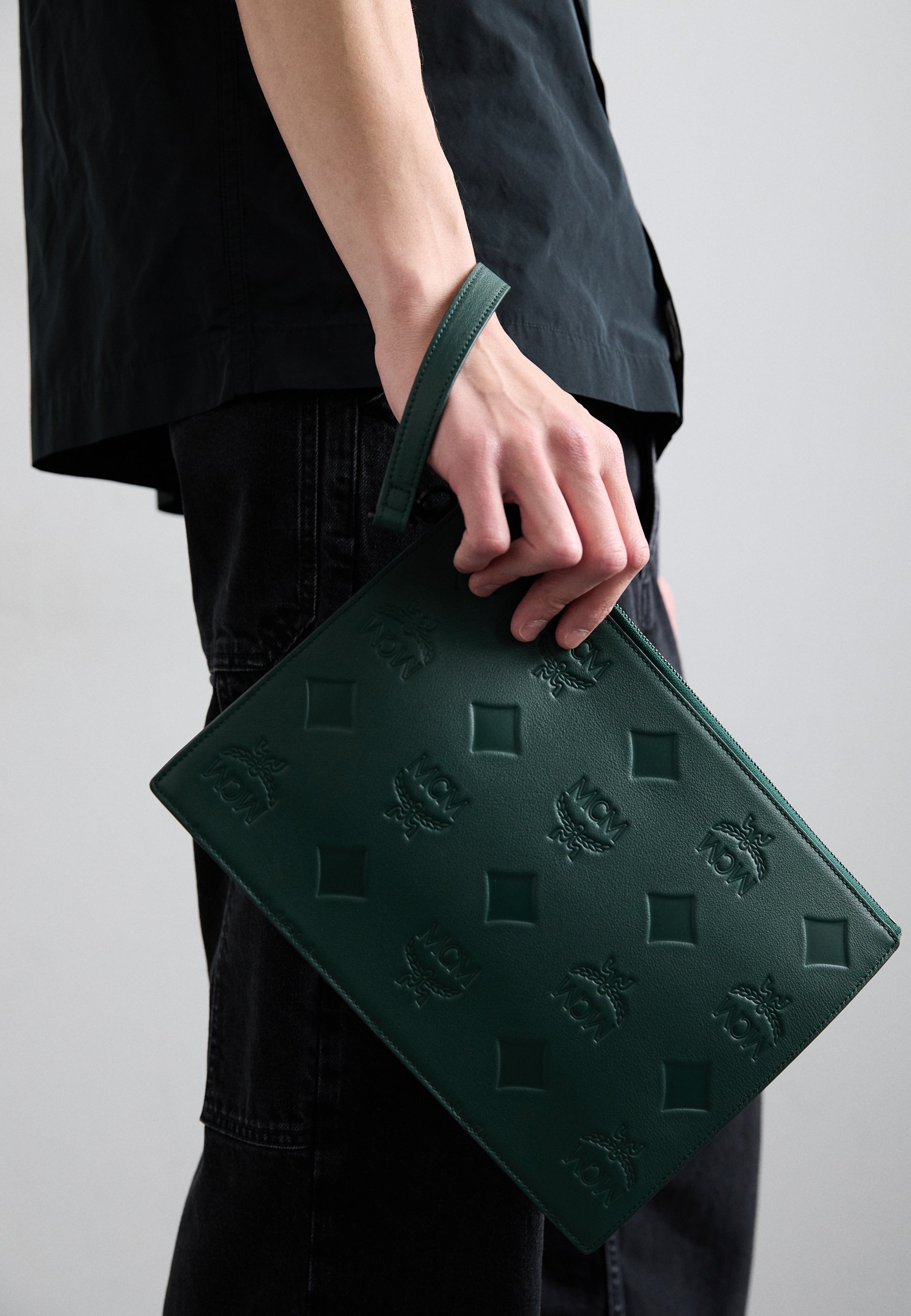 MCM AREN MAXI FLAT POUCH UNISEX - Clutch - forest green/grün 