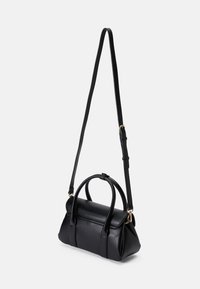 Μαύρη δερμάτινη τσάντα με δομημένο σχέδιο, στρογγυλές λαβές και αποσπώμενο λουρί ώμου. Λείο υλικό με χρυσές λεπτομέρειες.