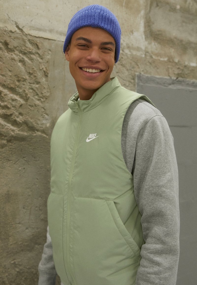 Nike Sportswear CLUB WVN INSLTD Vest oil green/(white)/oliven