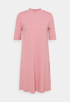 Robe rose côtelée longueur genou avec manches courtes et col montant, présentée sur un fond gris clair uni.