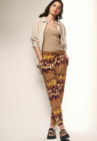 Next REGULAR FIT - Stoffhose - brown tie dye