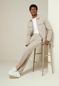 Next SMART ELASTICATED - REGULAR FIT - Pantalones chinos - neutral