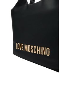 Borsa in eco-pelle nera con logo "LOVE MOSCHINO" in rilievo color oro metallizzato. Texture liscia e manici curvi.