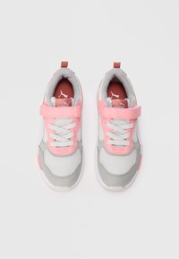 Des chaussures de sport avec une tige en mesh gris et rose, une bande auto-agrippante, des semelles blanches et un design à bout arrondi.