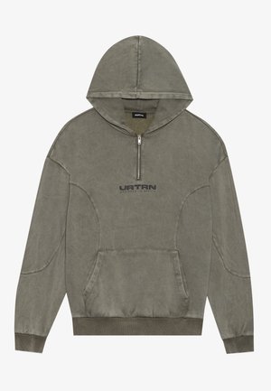 Olivengrønn hettegenser med glidelås foran, kenguru-lomme og ribbestrikket kant. Har en logo trykt i svart på brystet og en myk tekstur.