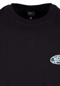Czarna koszulka t-shirt z krótkim rękawem i okrągłym dekoltem, z kolorowym owalnym logo na lewej stronie klatki piersiowej. Gładki bawełniany materiał. Rozmiar L.