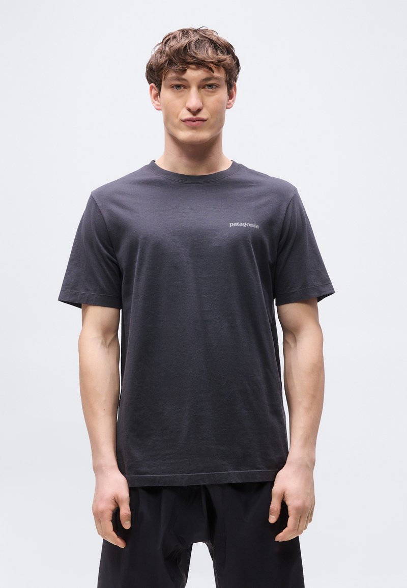 Patagonia P-6 LOGO - Triko s potiskem - black