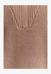 Vybrané, dusty brown