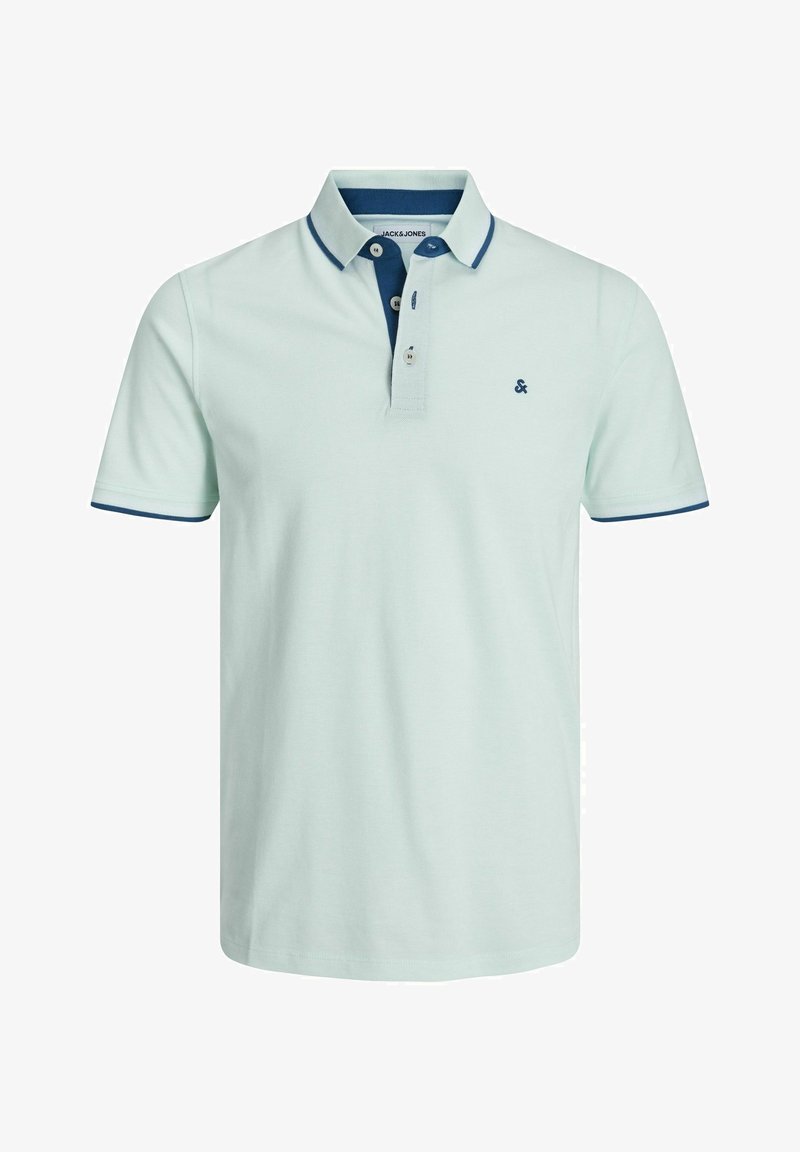 Polo manches courtes bleu clair avec bordure bleu foncé sur le col et les manches, patte à trois boutons et petit logo brodé sur la poitrine.