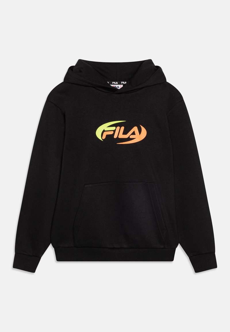 Sudadera con capucha negra con bolsillo delantero y puños acanalados. El logo de FILA aparece en degradado de naranja y verde en el pecho.