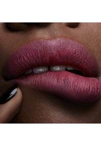 MAC POWDER KISS LIPSTICK - Huulipuna - fall in love