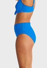 Blå bikiniöverdel och högmidjade underdelar, tillverkade av slätt tyg med en enfärgad design, med minimala sömmar och en liten logotyp från varumärket.