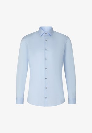 Jasnoniebieska męska koszula do garnituru z długim rękawem, z kołnierzykiem w szpic i siedmioma guzikami z przodu, prezentowana na białym tle.