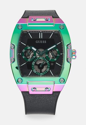Téglalap alakú óra színes fém házban, fekete számlappal, zöld kiegészítőkkel, három alapszámlappal és fekete bőr pánttal.