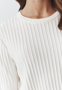 TATUUM BAZO - Lihtne T-särk - off white