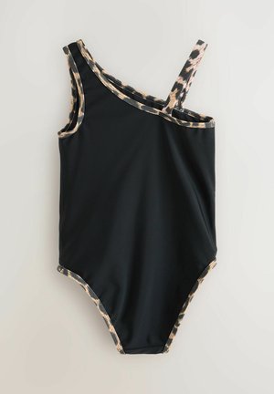 Maillot de bain une pièce noir avec un design asymétrique. Comprend une bretelle étroite et une bordure imprimée léopard le long des contours. Texture de tissu lisse.