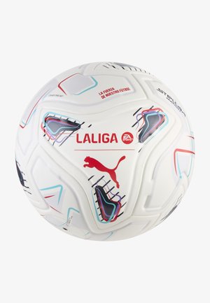 Pallone da calcio bianco Puma con loghi rossi LaLiga e EA Sports, motivi geometrici neri e colorati e testo "La fuerza de nuestro fútbol."