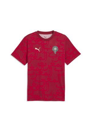 T-shirt rossa a maniche corte Puma con motivo in scrittura araba e un emblema circolare sul petto, con scollatura rotonda.