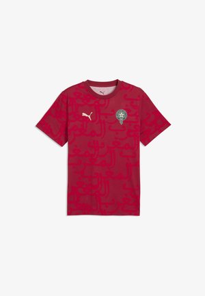 Rotes kurzärmeliges Puma-T-Shirt mit arabischem Schriftmuster und rundem Emblem auf der Brust, mit rundem Halsausschnitt.
