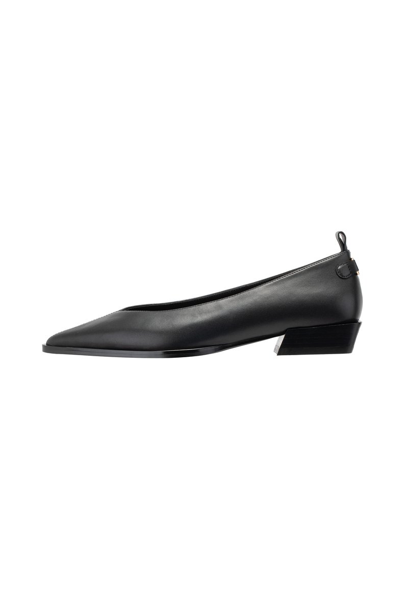 Zwarte lederen pump met spitse neus en een lage blokhak. Glad oppervlak, slank ontwerp en een klein lusdetail aan de achterkant.