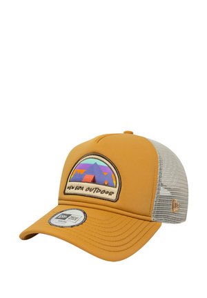 Casquette de camionneur jaune avec un dos en mesh, ornée d'un graphisme de montagne en violet et bleu. Comprend un patch en forme de logo circulaire à l'avant.