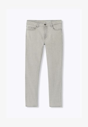Jean gris clair taille fine avec bouton et fermeture éclair à l'avant, design à cinq poches, passants pour ceinture et détails de couture subtils.