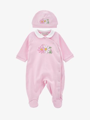 Rosa Baby-Overall mit langen Ärmeln, Druckknopfverschluss, weißem Kragen und floralem Stickerei. Passende rosa Mütze mit Blumendesign enthalten.