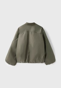 Veste matelassée vert olive avec un col montant et des poignets élastiques, vue de dos sur un fond uni gris clair.