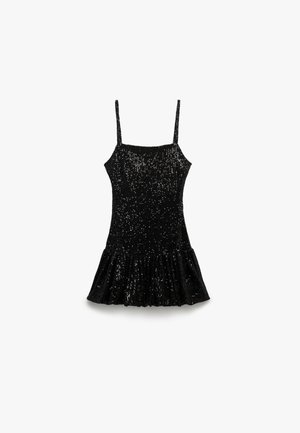 Vestido negro sin mangas con un cuerpo ajustado, falda acampanada con volantes y una textura de lentejuelas que refleja la luz. Diseño simple y elegante.