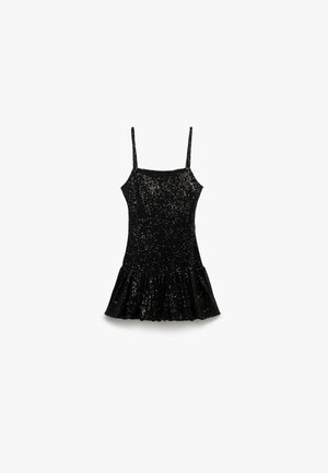 Abito nero senza maniche con un corpetto aderente, orlo a ruota con volant e una texture di paillettes che riflette la luce. Design semplice ed elegante.