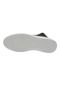 Zapatilla negra con parte superior de tela texturizada, suela de goma blanca con un patrón de zigzag y un diseño de perfil bajo.