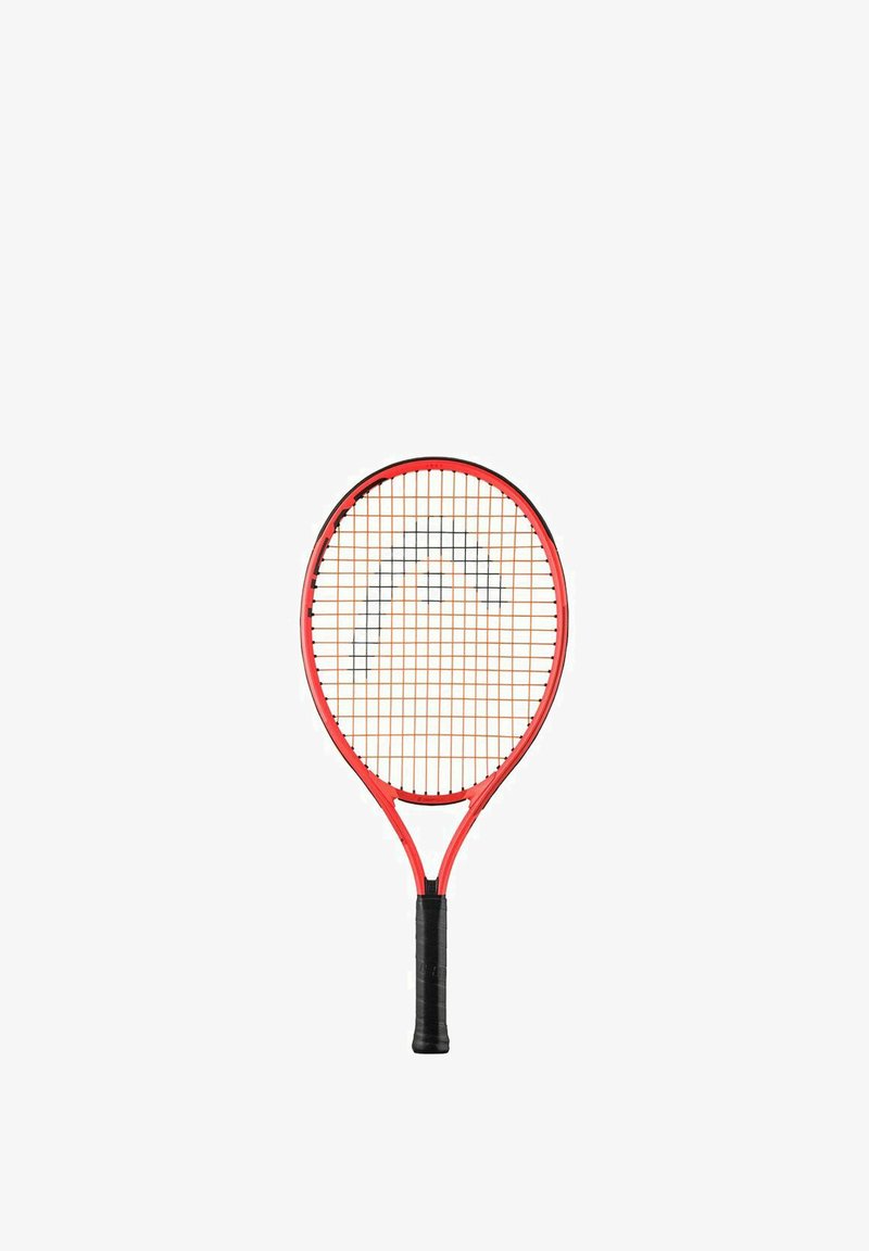 Raqueta de tenis roja con cabeza redonda y agarre negro. Presenta un patrón de rejilla de cuerdas y un logotipo en el centro. Diseño ligero.