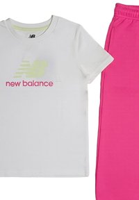T-shirt bianca in cotone con logo "New Balance" verde e rosa; abbinata a pantaloni della tuta rosa con vita elasticizzata e tasche laterali.