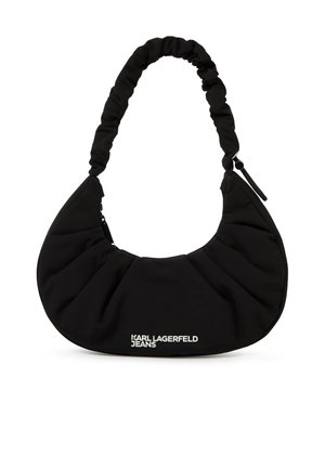 Must poolkujulise käekott koos kortsutatud õlarihmaga ja valge "KARL LAGERFELD JEANS" logoga esiküljel.