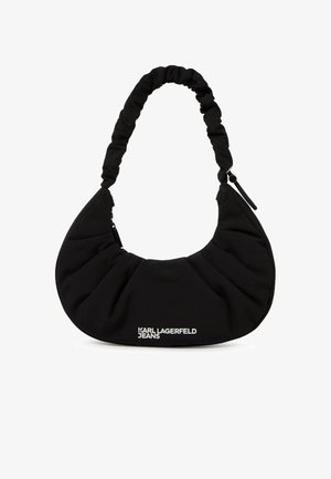 Μαύρη τσάντα χειρός σε σχήμα ημισελήνου με σούρα ιμάντα ώμου και λευκό λογότυπο "KARL LAGERFELD JEANS" στο μπροστινό μέρος.