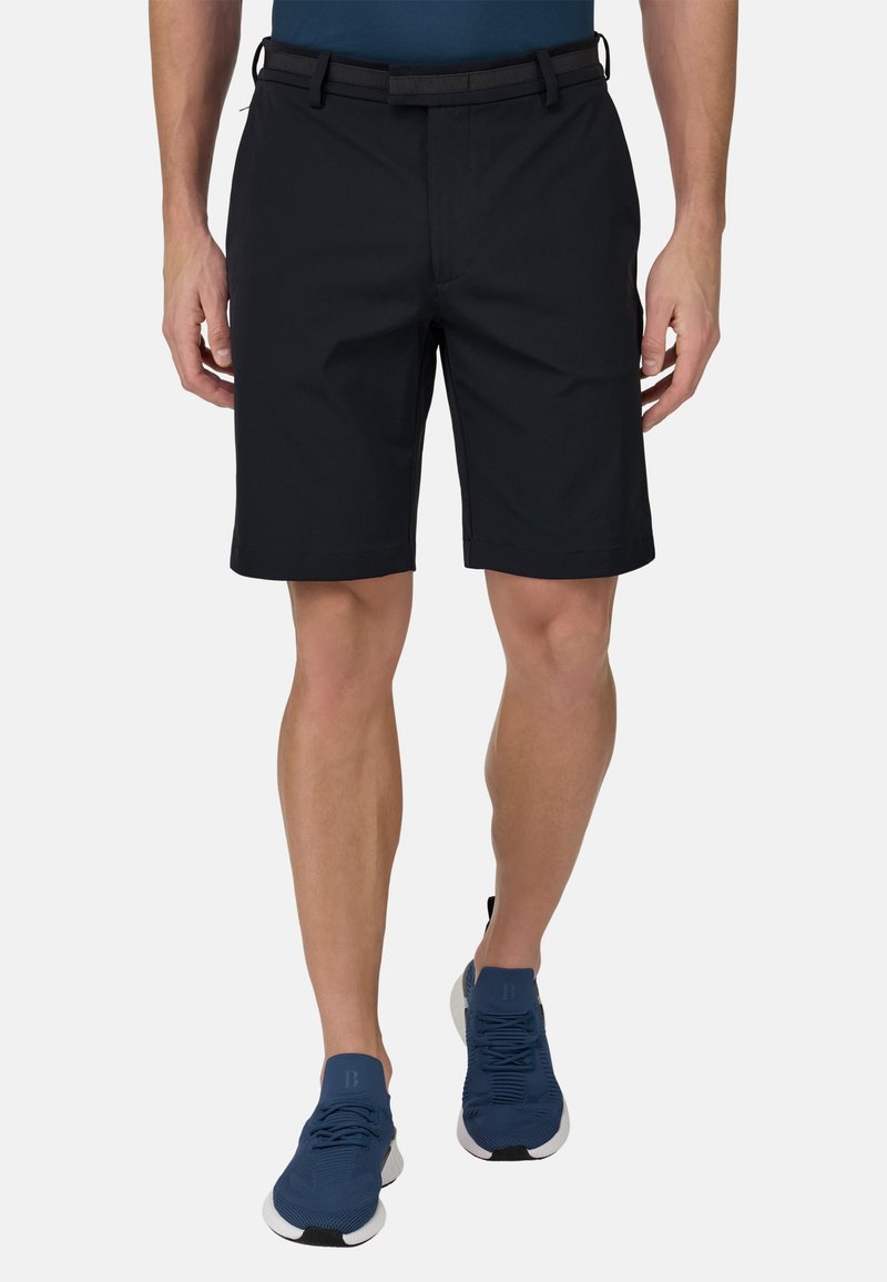 Pantaloncini neri in tessuto leggero, con taglio dritto, passanti per cintura e tasche laterali, abbinati a scarpe sportive blu.