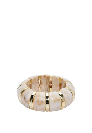 Bracelet extensible avec des segments beige marbré séparés par des bandes métalliques brillantes dorées.