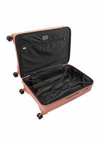 Rosa Hartschalenkoffer mit schwarzem Innenleben. Merkmale sind Spinner-Rollen, ein Reißverschlussfach und verstellbare Kreuzgurte.