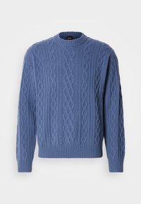 Blauwe gebreide trui met een kabelpatroon, ronde halslijn en ribbelmanchetten en -zoom. Zachte textuur en gemiddeld gewicht.