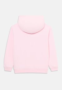 Rosa huvtröja i mjukt tyg. Har en känguruficka och ribbade ärmslut. Slät textur och en enkel, minimalistisk design.