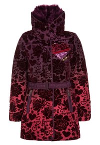 Abrigo de terciopelo morado con patrones de corazones y flores, cuello de piel sintética, cintura ceñida con cinturón y un bolsillo decorativo con un corazón de lentejuelas.