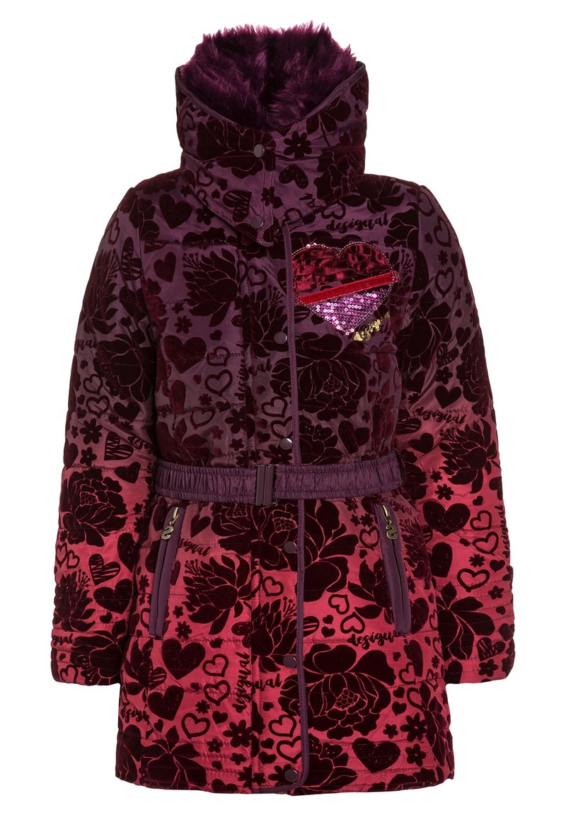 Abrigo de terciopelo morado con patrones de corazones y flores, cuello de piel sintética, cintura ceñida con cinturón y un bolsillo decorativo con un corazón de lentejuelas.