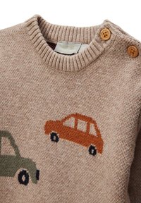 Pull en tricot beige avec des motifs de voitures colorées en vert et orange, doté d'un col rond côtelé et de deux boutons en bois à l'épaule.