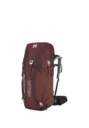 Grand sac à dos de randonnée bordeaux avec multiples sangles, poches latérales, bretelles rembourrées et ceinture de taille, marqué "MILLET" à l'avant.