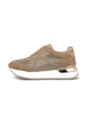 Zapatillas de ante marrón con un patrón de olas de rhinestones, plantilla blanca y acentos metálicos en el talón. Suela texturizada para agarre.