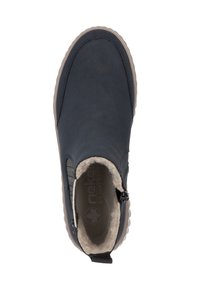 Botte de cheville bleue en matériau synthétique avec une doublure douce et pelucheuse et un panneau latéral texturé ; dotée d'une fermeture éclair et d'une semelle flexible.