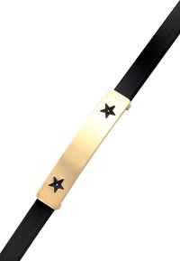 Zwarte leren band met een glanzend gouden rechthoekig plaatje met daarop twee kleine zwarte stervormige studs.
