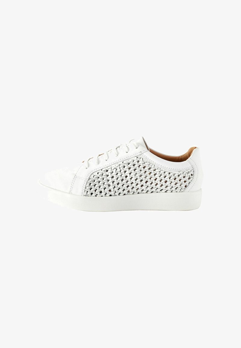 Baskets basses blanches avec des panneaux latéraux tissés, des lacets blancs et une semelle plate, présentées de profil sur un fond blanc.