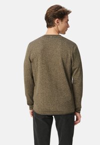 Langärmeliger, olivgrüner Pullover mit strukturiertem Finish. Verfügt über einen runden Halsausschnitt und subtile Stickdetails auf der Rückseite.