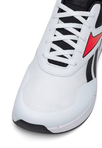 Białe buty sportowe z siateczkowego i syntetycznego materiału, z czarnymi akcentami i czerwonym logo. Klasyczny sznurowany design z fakturowaną powierzchnią.